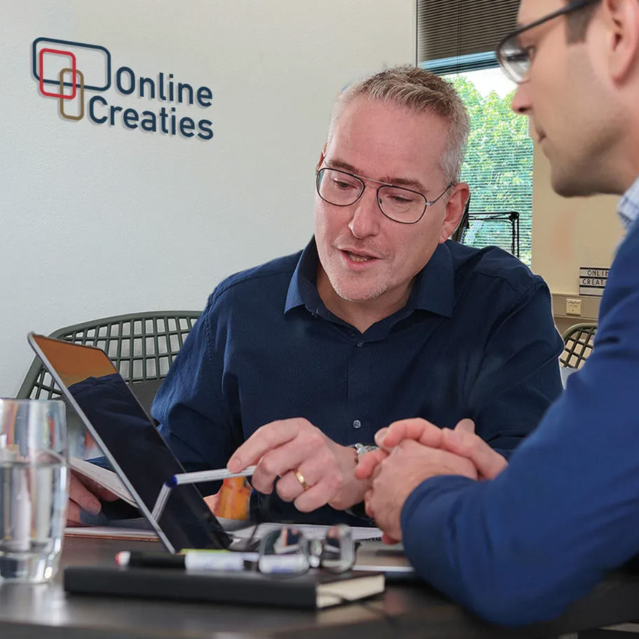 Voorbeeld van een professionele website op laptop en mobiel